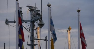 Bayraklar Rüzgar Beyaz Direkleri Yach Club Port Harbor Cloudy Yaz Günü Sunset Leba Polonya