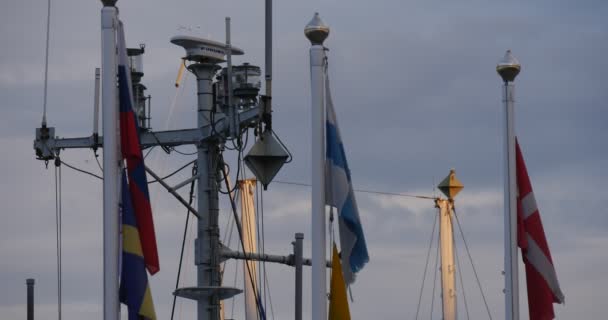 Flaggen wehen im Wind weiße Masten Yach Club Hafen bewölkt Sommertag Sonnenuntergang leba Polen — Stockvideo