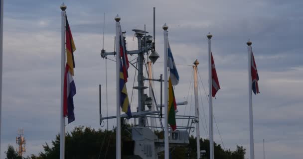 Vlaggen zwaaiende in de wind witte masten yach Club Port Harbor bewolkte zomerdag zonsondergang Leba Polen — Stockvideo