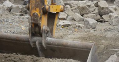 Sarı Ekskavatör Kepçe Kepçe ile Bloklar Grabs Bloklar Yığın Bloklar Yol Onarım Granit Toz Kepçe Close Up Taşır