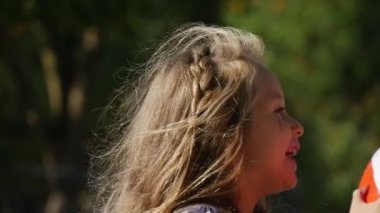 Little Girl Face Close Up With Long Fair Hairs Ball Holding Ball Girl'e Arka Plan Güneşli Günü'nde Park Ağaçları Çitini Gülümsetiyor