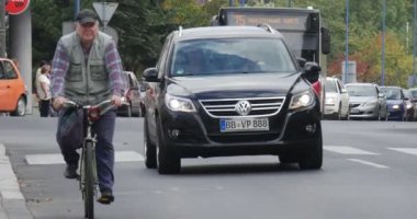 Oto Yol Farklı Araçlar tarafından Bisiklet Rides On Yaşlı Adam Kaldırım Da Yürümek Yaya Lar Trafik İşaretleri Cityscape