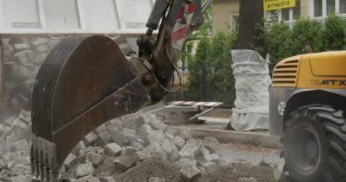 Kamyon Açma Gövde Boşaltma Blokları Taşır Bloklar Sarı Ekskavatör Kepçe Close Up Bloklar ile Bloklar Yol Onarım Kaldırım Yolu Kapmak