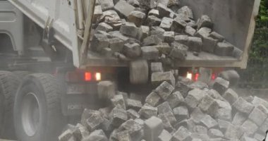 Kamyon Blokları Kamyon Kamyon Taşır Bloklar Yol Onarım Polietilen Yeşil Çalılar City Street ile Haddelenmiş Bloklar Ağaçları ile Yol Asfaltlama