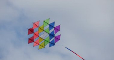 Renkli uçurtma yükselen - uçurtma ve hava yüzücüler, tüm çeşit ve şekillerdeki Uluslararası Uçurtma Şenliği Leba, Polonya.