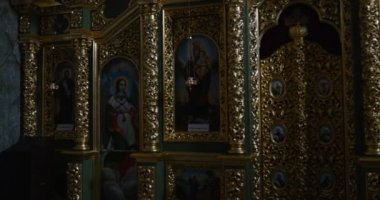 Karanlıkta Iconostasis - Kiev Pechersk Lavra Kutsanmış Bakire Meryem Varsayımı Büyük Kilisesi Içinde Görünümler, Ukrayna.