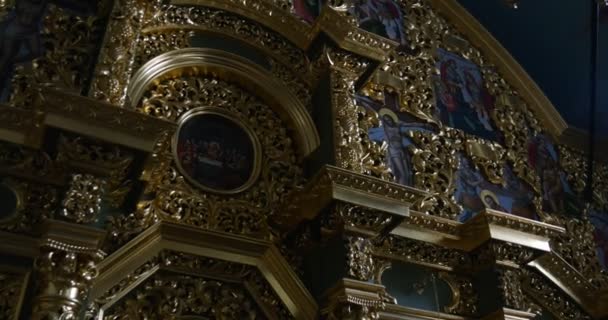 Iconostase--de uitzichten in de grote kerk van de Hemelvaart van de Heilige Maagd Maria van Kiev Pechersk Lavra in Kiev, Oekraïne. — Stockvideo