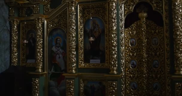 Iconostase dans l'obscurité - Les vues à l'intérieur de la grande église de l'Assomption de la Bienheureuse Vierge Marie de Kiev Pechersk Lavra à Kiev, Ukraine . — Video