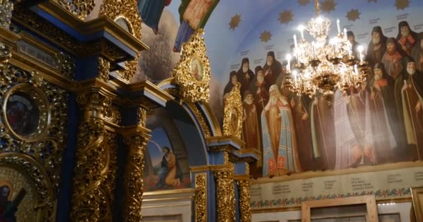 Fresker och ikonostas - visningar inuti den stora kyrkan av The Theotokos av Jungfru Maria av Kiev Pechersk Lavra i Kiev, Ukraine. — Stockvideo