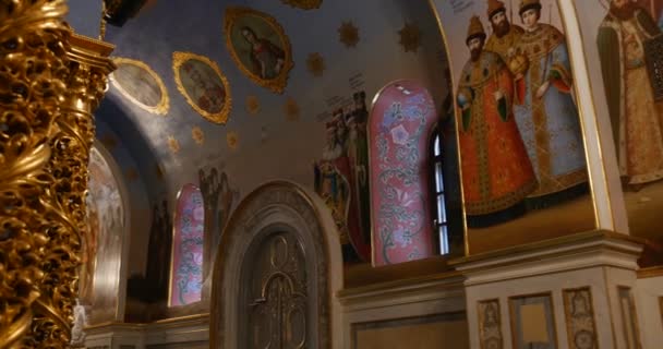 教会のフレスコ画 - キエフ、ウクライナのキエフペケルスクラヴラの祝福された聖母マリアの仮定の大教会内の眺め. — ストック動画