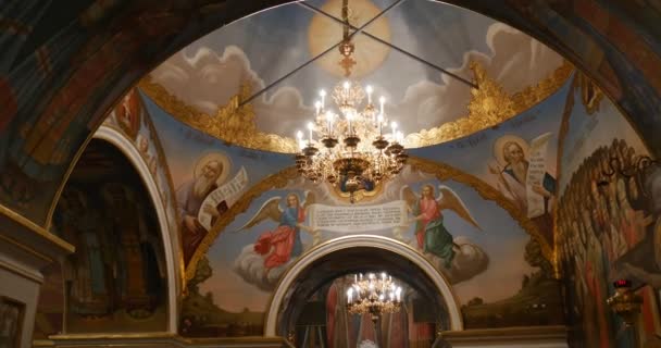 Τοιχογραφίες και το τέμπλο - η θέα μέσα η μεγάλη εκκλησία της Κοιμήσεως της Θεοτόκου του Κιέβου Pechersk Λαύρα στο Κίεβο, Ουκρανία. — Αρχείο Βίντεο