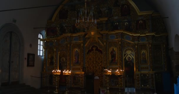 Frescos y la entrada - Las vistas dentro de la Gran Iglesia de la Asunción de la Santísima Virgen María de Kiev Pechersk Lavra en Kiev, Ucrania . — Vídeos de Stock