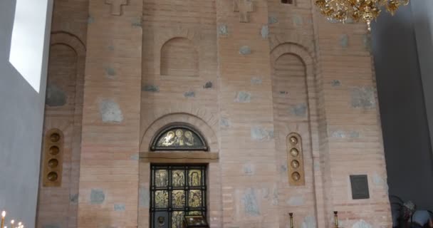 Entrada conservada en el interior - Las vistas dentro de la Gran Iglesia de la Asunción de la Santísima Virgen María de Kiev Pechersk Lavra en Kiev, Ucrania . — Vídeos de Stock