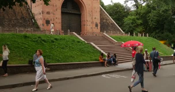 Observez la Porte d'Or de Kiev ("Zoloti Vorota"), La reconstruction de la porte construite pour Iaroslav le Sage. - Kiev, Ukraine . — Video