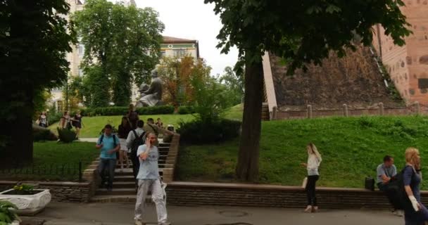 People walking below the monument - Kyiv Golden Gate ("Zoloti Vorota""), The Reconstruction of the gate built for Yaroslav the Wise. - Kyiv, Ukraine. — Stock Video