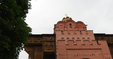 Bulutlu gökyüzünün ön planda - Kiev Golden Gate (