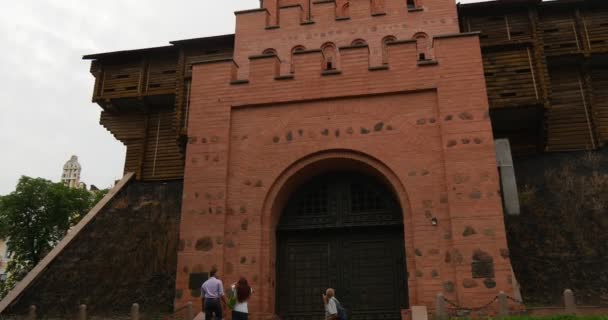 Majestueuze figuur van Kiev Golden Gate ("Zoloti vorota" "), de reconstructie van de poort gebouwd voor Yaroslav de wijze. -Kyiv, Oekraïne. — Stockvideo