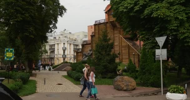 Una vista desde la encrucijada - Kiev Golden Gate ("Zoloti Vorota" "), La reconstrucción de la puerta construida para Yaroslav el Sabio Kiev, Ucrania . — Vídeos de Stock