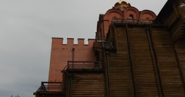 Cupola d'oro di Kyiv Golden Gate ("Zoloti Vorota") tempio. La ricostruzione della porta costruita per Jaroslav il Saggio. - Kiev, Ucraina . — Video Stock