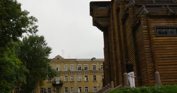 Kyiv Golden Gate ("Zoloti Vorota") em primeiro plano dos edifícios da cidade, A reconstrução do portão construído para Yaroslav, o Sábio. - Kiev, Ucrânia . — Vídeo de Stock