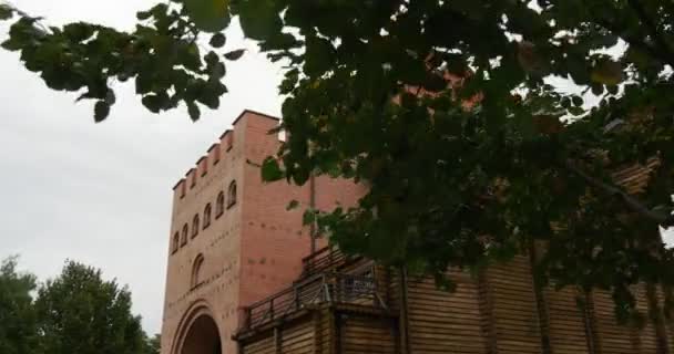 키예프 골든 게이트 ("졸로티 보로타")의 buolding, 야로슬라프 현명한 을 위해 지어진 게이트의 재건. - 키예프, 우크라이나. — 비디오