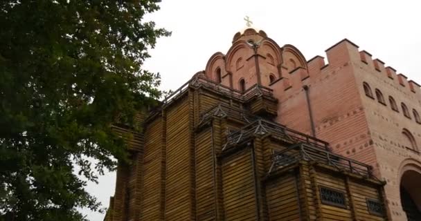 Περπατώντας πέρα από την Χρυσή πύλη Κιέβου ("Ζόλεση Βορότα"), η ανοικοδόμηση της πύλης χτίστηκε για Yaroslav ο σοφός. -Κίεβο, Ουκρανία. — Αρχείο Βίντεο