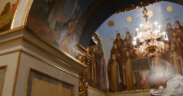 Stor patriarkala rådet - visningar inuti den stora kyrkan av The Theotokos av Jungfru Maria av Kiev Pechersk Lavra i Kiev, Ukraine — Stockvideo