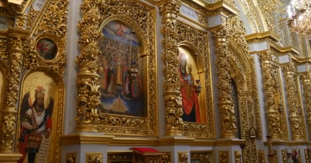 El iconostasio - Las vistas dentro de la Gran Iglesia de la Asunción de la Santísima Virgen María de Kiev Pechersk Lavra en Kiev, Ucrania . — Vídeos de Stock