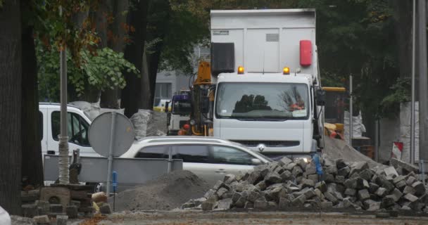The Street White Lorry with Flashers Moves its Body Down Man на сайті Blocks Stones Paving of Road Repair — стокове відео