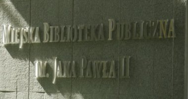 John Paul II Belediye Halk Kütüphanesi tabela duvar güneş ışığı sonbahar gün açık havada Opole Polonya üzerinde yazı