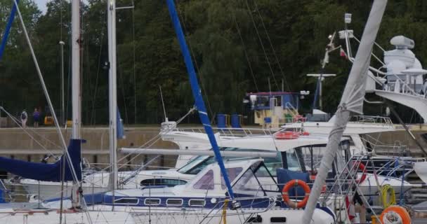 Yacht Club Port Yachts är lade upp säker Harbor lugna vatten fartyget simmar ut från The Harbor människor gå på The Pier molnigt sommaren dag Leba Polen — Stockvideo