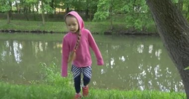 Yakın çekim görünümü kız çocuk tepeye yükselen göl üzerinde