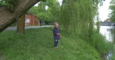 Şu orta mesafe görünümü kız çocuk Lakeside Fishing gider