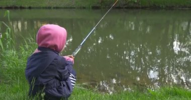 Lakeside balıkçılık gidiyor çocuk kız arkadan görüntülemek