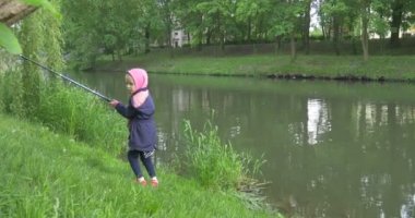 yan görünümü kız çocuk Lakeside Fishing gider
