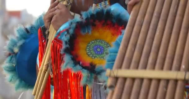 Uomini volti Close Up Linee disegnate Indiani interpreti che suonano il flauto peruviano e cantano con il microfono in costumi nazionali Piume Nastri Collane — Video Stock