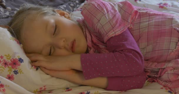 Niña duerme en el día en una almohada — Vídeos de Stock