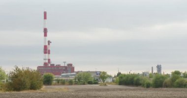 Ekoloji Çevre Kirliliği Elektrik İstasyonu Çimento Fabrikası Bir Ufukta Field Ground Houses 'Çatılar Binalar Tüpler Bulutlu Gökyüzü Yeşil Ağaçlar Araba