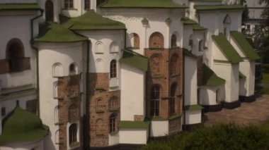 Kiev Sofya Kilisesi, Sofia Kiev, dış cephe, kahverengi ve beyaz duvarlar, kuleleri, Yukarı eğimli