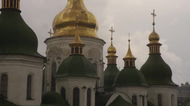 Exteriér sofijské katedrály v Kyjevě, Sofie Kievan, bílé zdi, polokruhová okna, Zelená střecha, zlatá Cupolas — Stock video