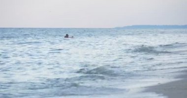 Adam plaj sandalye ayakları yıkama Water, uzağa gider, insanlar, aileler, ebeveynler, çocuklar Sandy Beach, sahil, deniz üzerinde biraz dinlen