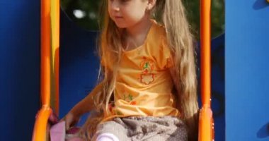 Kız Pembe Oyuncak Tilda Tavşan Kız ile Chute Oturuyor Turuncu T-Shirt Uzun Adil Saçlar ile Küçük Kız Aşağı Gidiyor Oyun Oynuyor