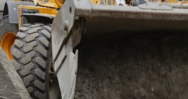 Sarı Ekskavatör yakın jantlar Kepçe kadar hareketli kaldırır yol şehir sokak izleme parke granit toz yol onarım açık havada Polonya Opole sağ