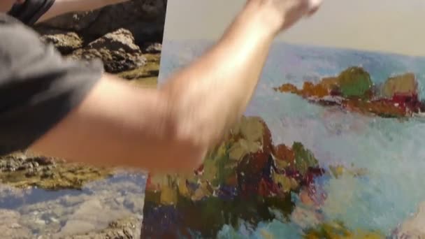 Artista hace una imagen de la orilla del mar — Vídeo de stock