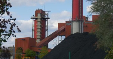 Ekoloji kirliliği çevre termal güç bitki Opole Polonya Energetyka Cieplna Opolszczyzny kırmızı binalar yeşil ağaçlar fabrikasının ağaçların arasında