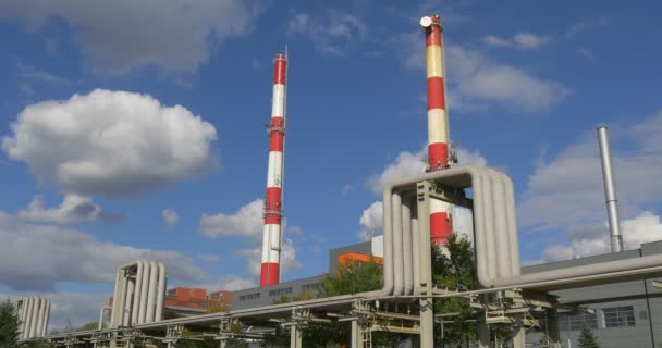 Srebrne rurki pionowe czerwone i białe rurki ekologia zanieczyszczenie środowiska Ciepłownia Opole Polska Energetyka cieplna Opolszczyk — Wideo stockowe