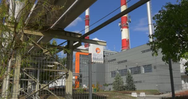 Gebouwen verticale buizen roosters hek ecologie vervuiling van milieu thermische energiecentrale Opole Polen Energetyka Cieplna Opolszczyzny — Stockvideo