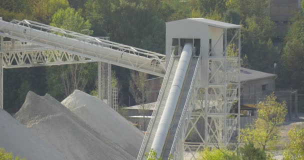 Ecologie vervuiling van milieu stof van cement fabriek Slagheap Verwen tips afval heap Opole Polen buizen fabriek onder groene bomen zonnige dag — Stockvideo