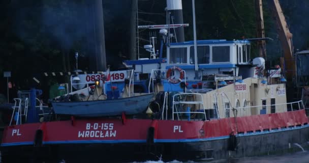 Barca de navio de construção com escavadeira amarela na placa nada para o porto Barca Tows Twin-Tube Boat Quay Água calma Verão Noite Leba Polônia — Vídeo de Stock