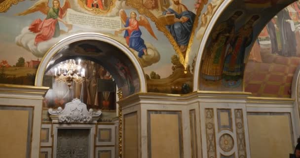 Under archs av kyrkan - visningar inuti den stora kyrkan av The Theotokos av Jungfru Maria av Kiev Pechersk Lavra i Kiev, Ukraine. — Stockvideo